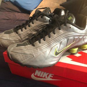 Nike Mens Shox R4 Size 10.5 "Metallic Cool Grey"